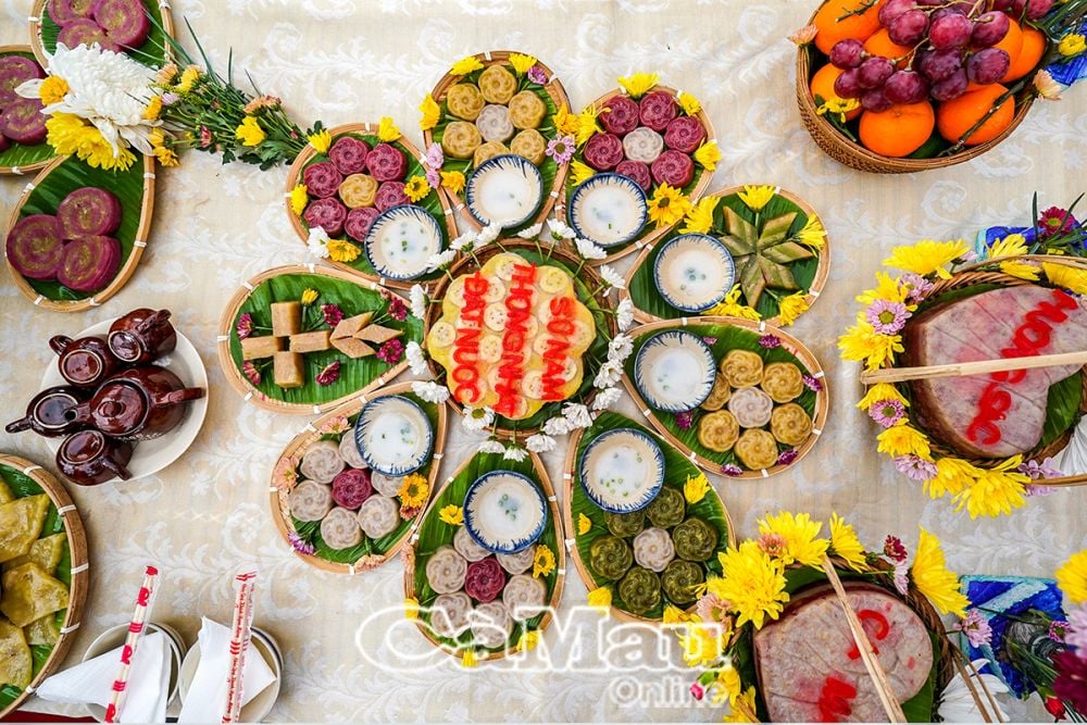Chỉ cần bột gạo ngon kết hợp với trái chuối xiêm chín, nước cốt dừa là cho ra món bánh chuối hấp, thêm tài nghệ khéo tay trang trí của chị em, nhìn thôi đã thấy thèm.