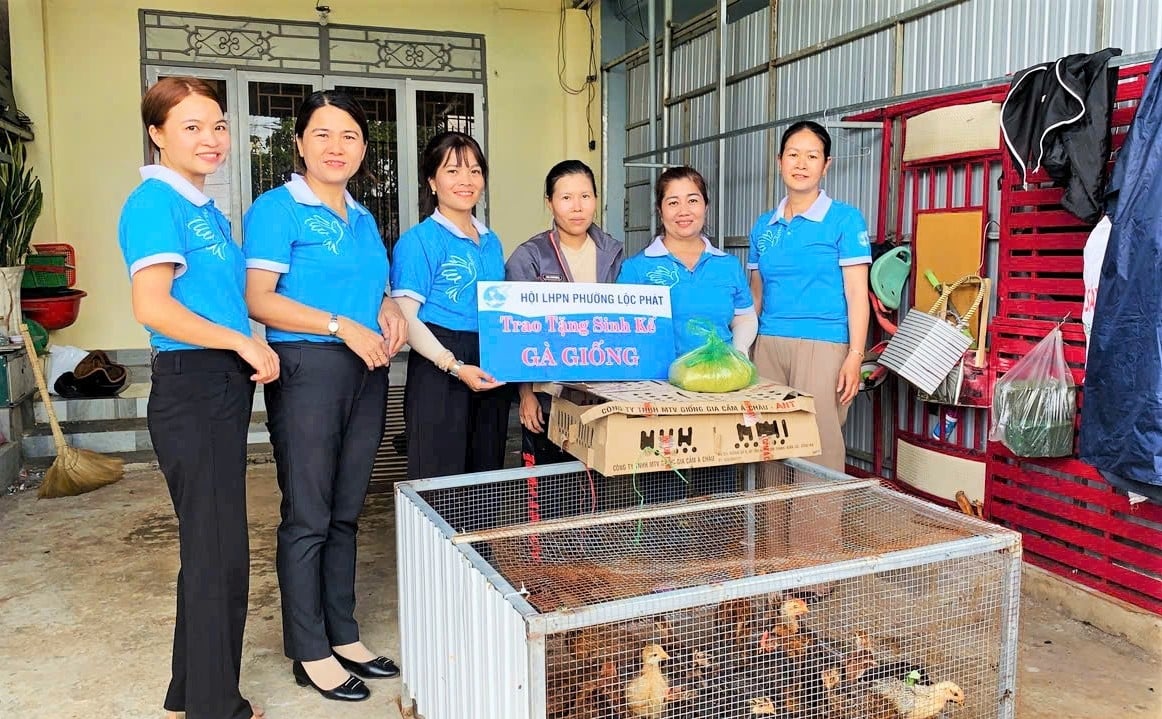 Hội Liên hiệp Phụ nữ phường Lộc Phát trao sinh kế cho phụ nữ khó khăn