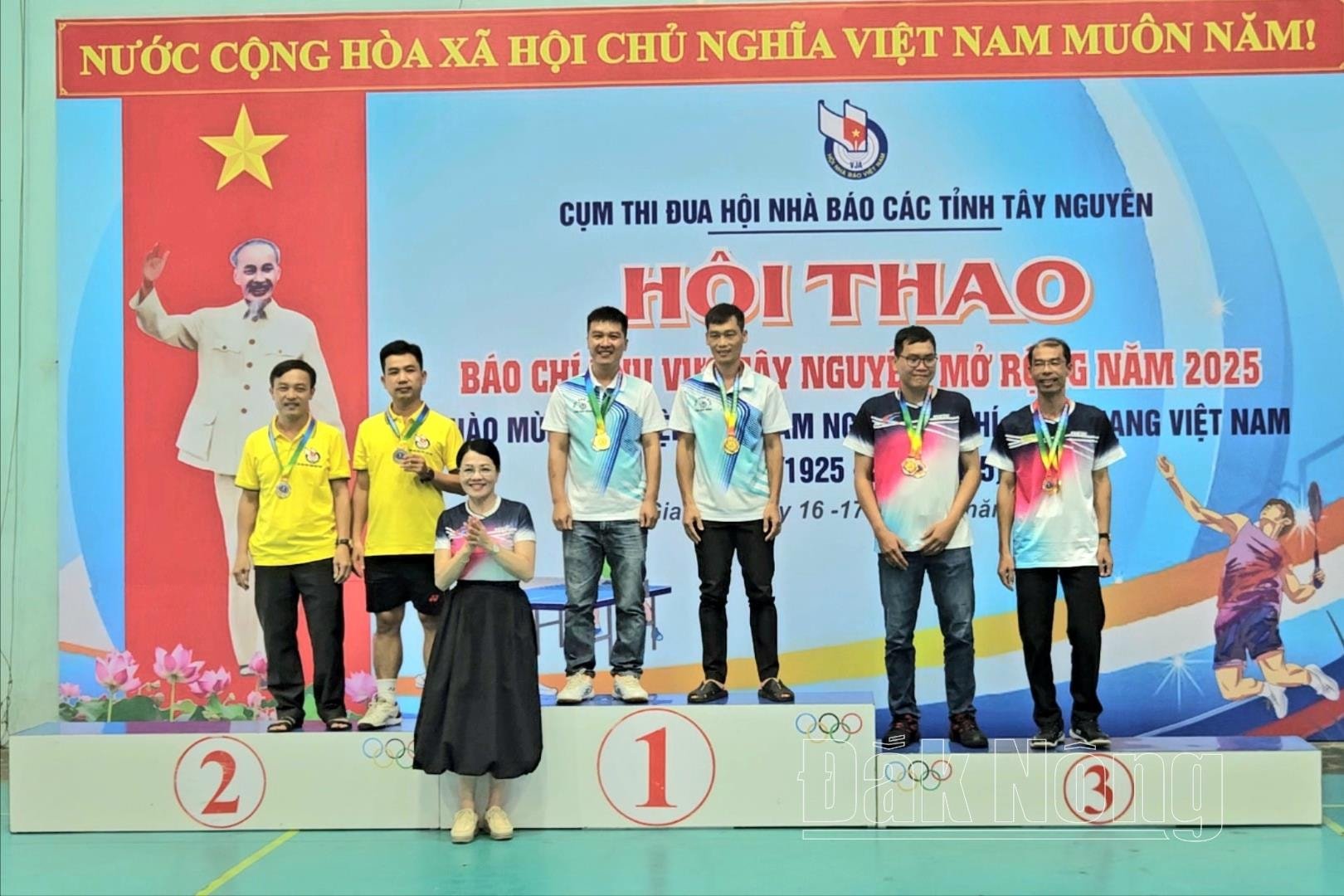Ban tổ chức trao giải môn cầu lông nội dung đôi nam