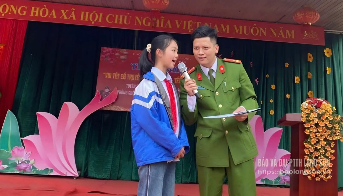 Senior Lieutenant Linh Minh Dong propagates the law to students in the area.