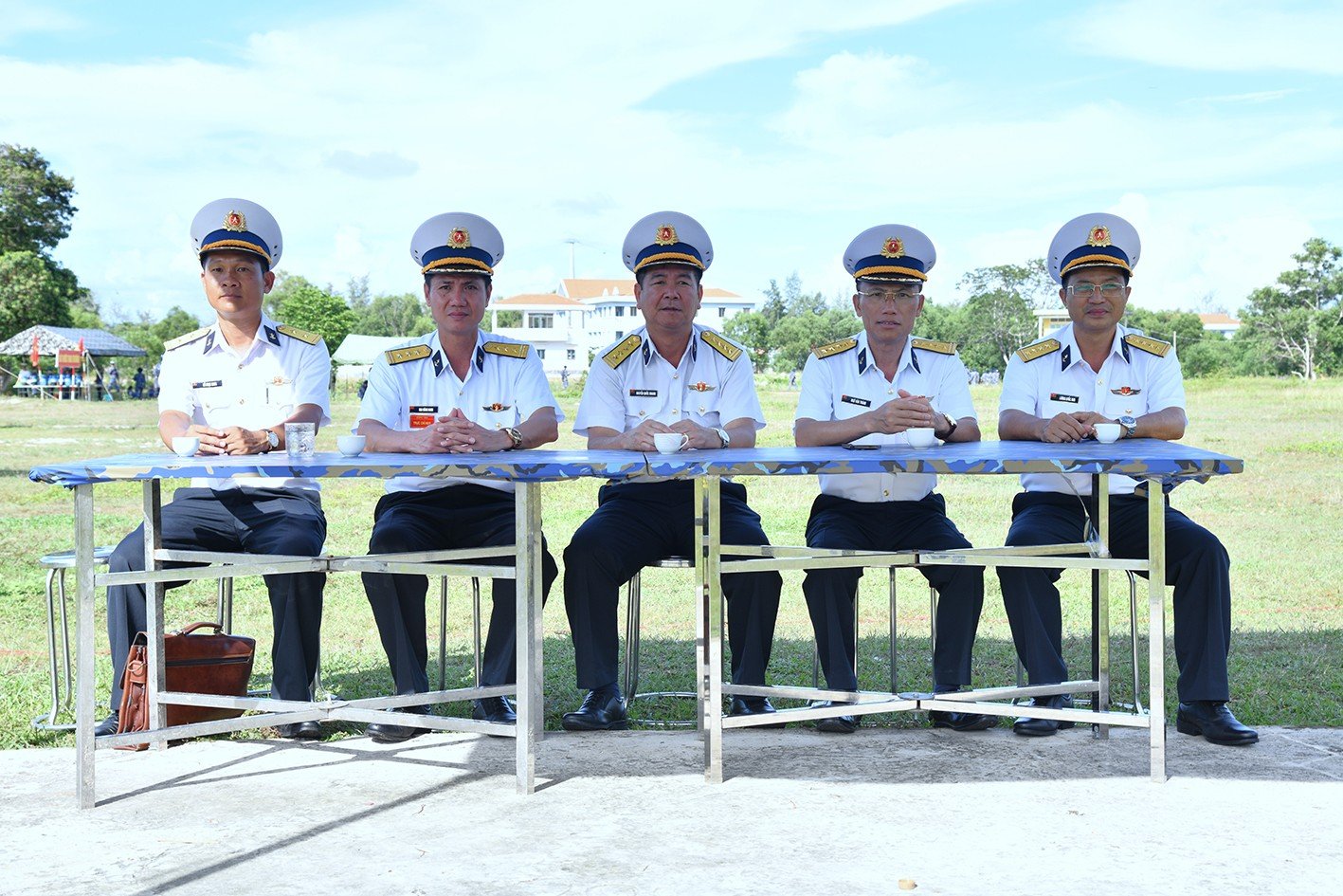 Đại tá Nguyễn Quốc Doanh, Phó Tham mưu trưởng Hải quân (ngồi giữa) và thủ trưởng Bộ Tư lệnh Vùng 5 Hải quân theo dõi chiến sĩ mới bắn đạn thật. Đại tá Nguyễn Quốc Doanh, Phó Tham mưu trưởng Hải quân (ngồi giữa) và thủ trưởng Bộ Tư lệnh Vùng 5 Hải quân theo dõi chiến sĩ mới bắn đạn thật.