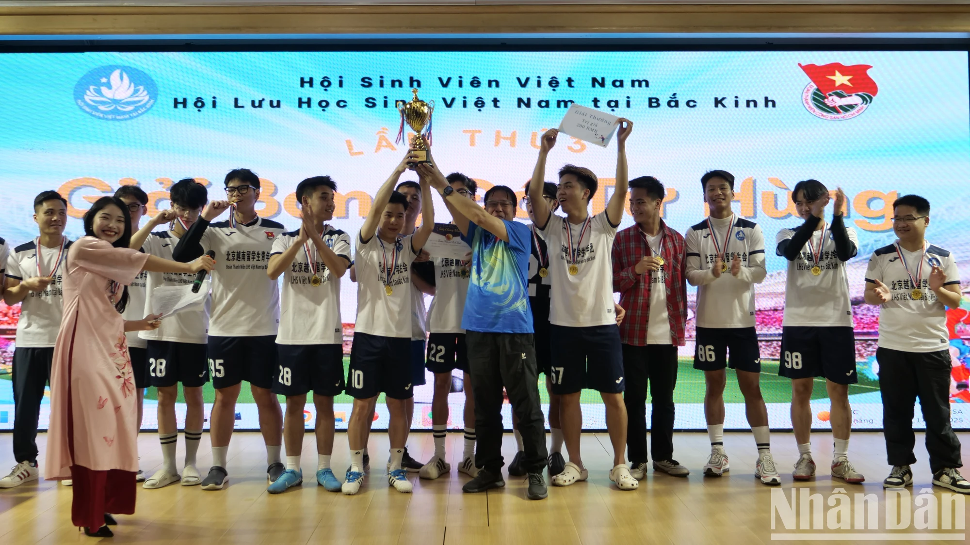 [Foto] Emocionante Torneo de Fútbol Cuatro Estrellas de Vietnam en Beijing, China, en 2025 foto 13