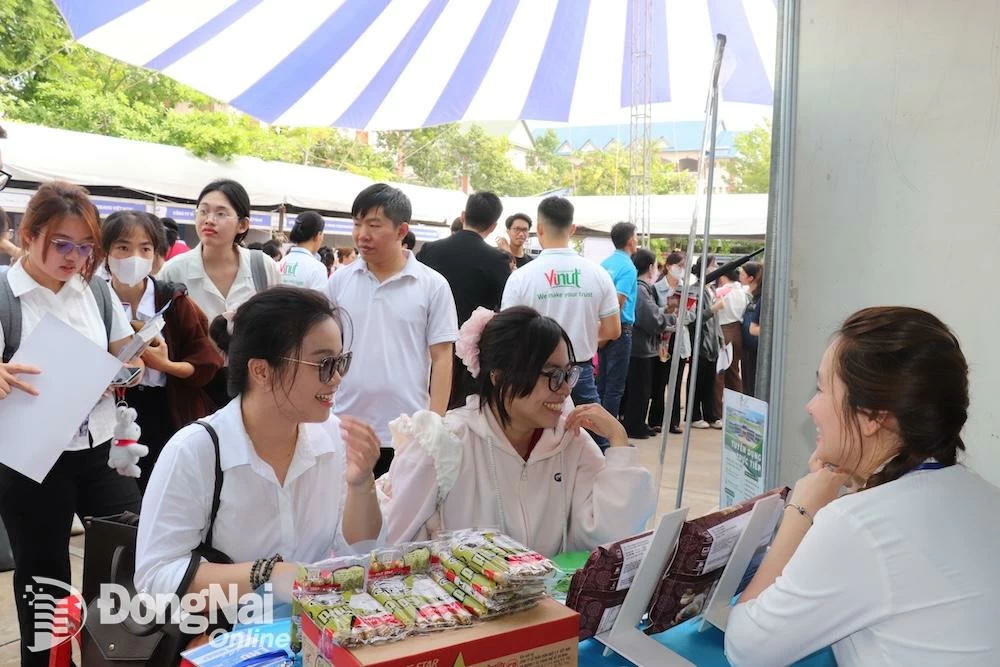 Sinh viên Trường đại học Lạc Hồng tham gia phỏng vấn xin việc tại Ngày hội việc làm LHU Career Fair 2025. Ảnh: Hải Yến
