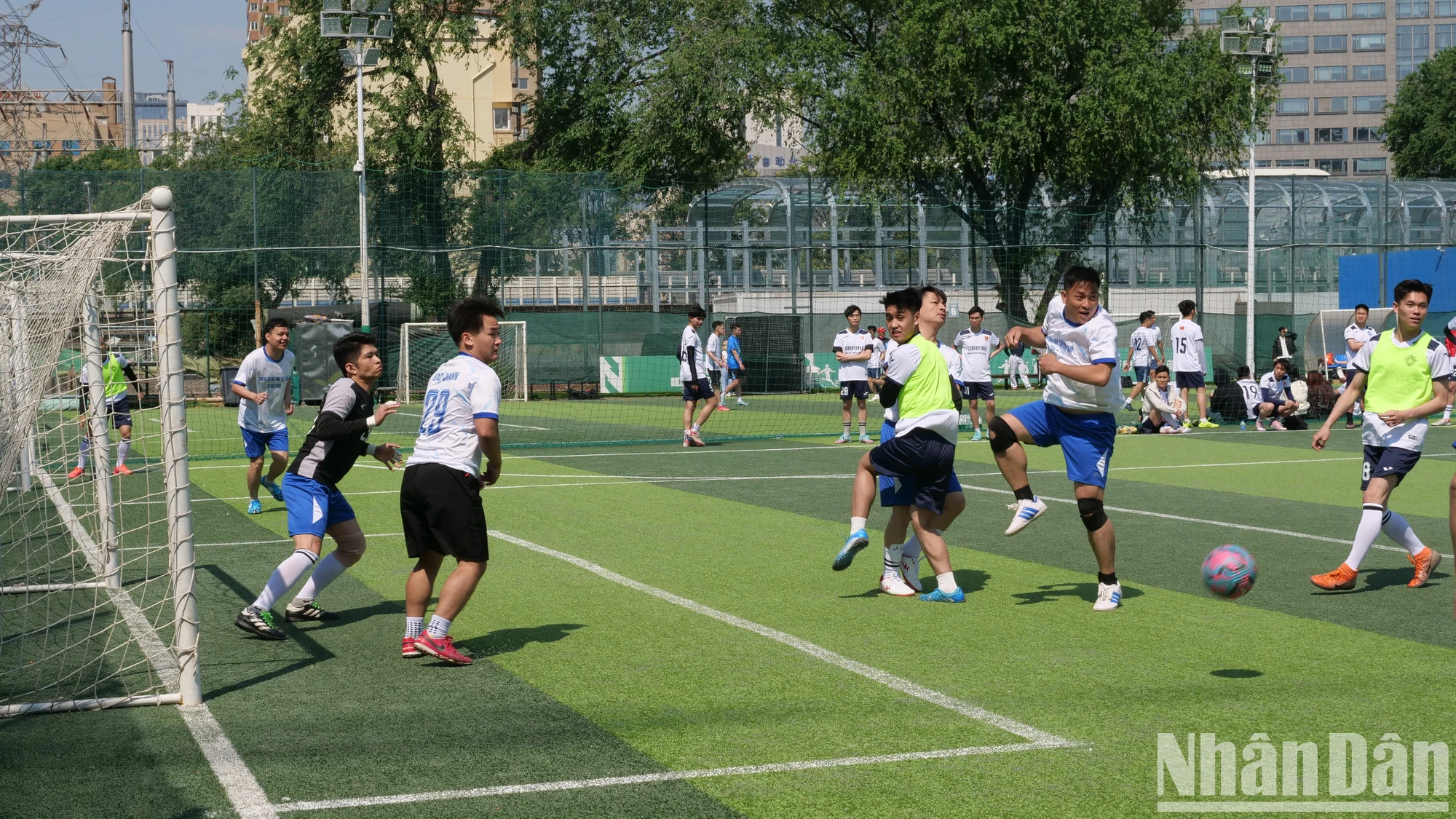 [Foto] Emocionante Torneo de Fútbol Cuatro Estrellas de Vietnam en Beijing, China, en 2025 foto 11