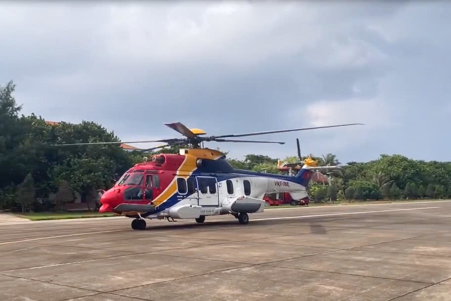 Trực thăng EC225 số hiệu VNT-768 hạ cánh tại đảo Trường Sa.