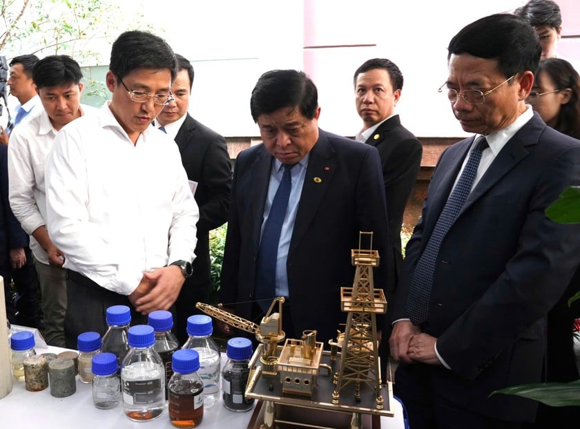 Phó Thủ tướng Nguyễn Chí Dũng cùng Bộ trưởng Bộ KH&amp;CN Nguyễn Mạnh Hùng tham quan và nghe giới thiệu các kết quả KH-CN, ĐMST, CĐS nổi bật (Ảnh: Bộ KH&amp;CN)