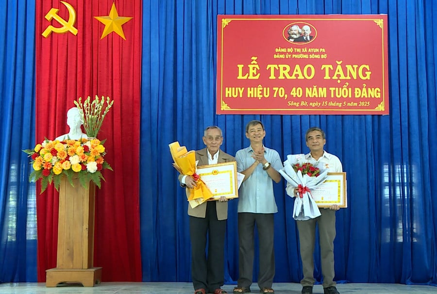 bi-thu-thi-uy-ayun-pa-dong-chi-tran-quoc-khanh-trao-huy-hieu-dang-cho-cac-dang-vien-thuoc-dang-uy-phuong-song-bo.jpg