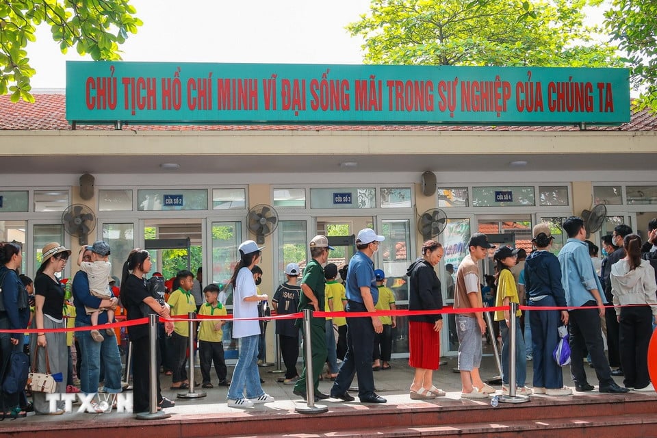 Người dân xếp hàng để vào Lăng viếng Bác. (Ảnh: Hoàng Hiếu/TTXVN)