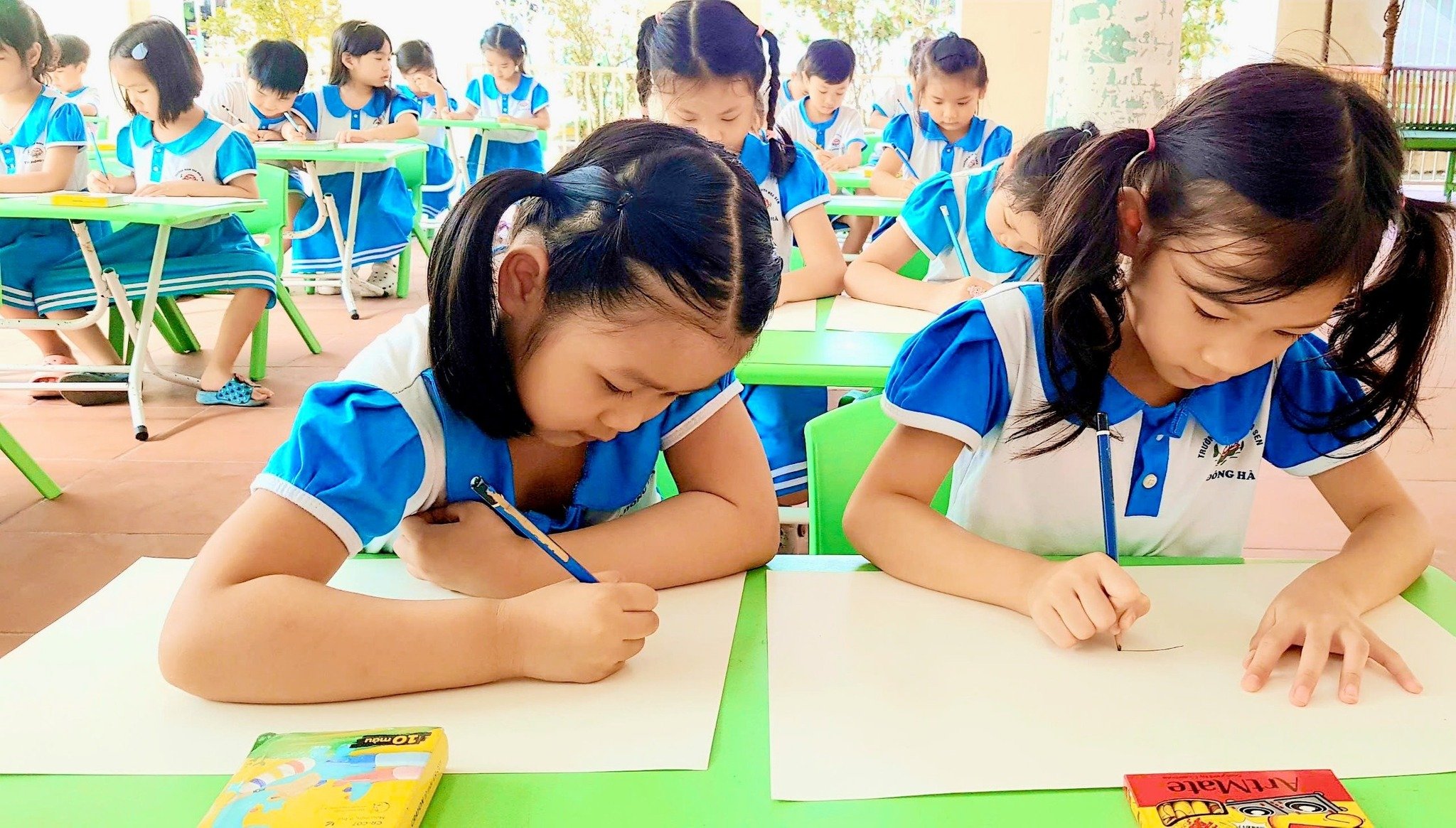 Pre-primary school, the benefits outweigh the harms