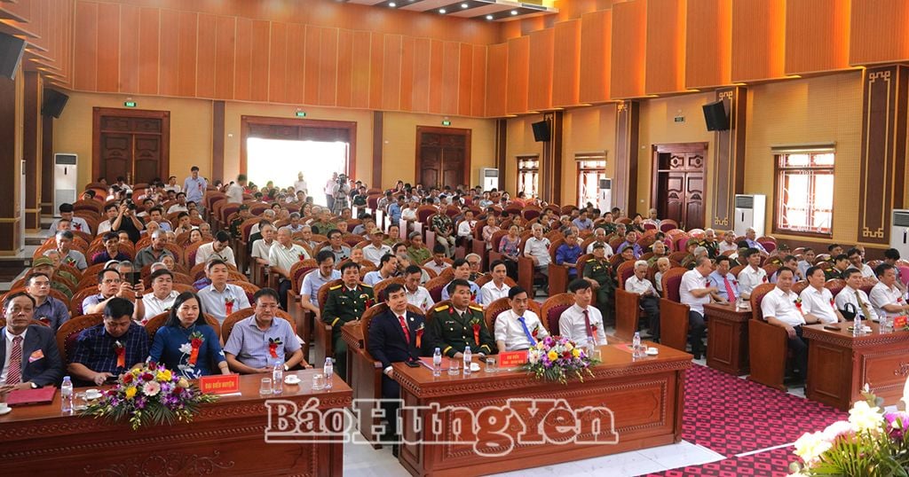 Các đại biểu dự Lễ đón nhận danh hiệu Anh hùng LLVT nhân dân xã Dân Tiến