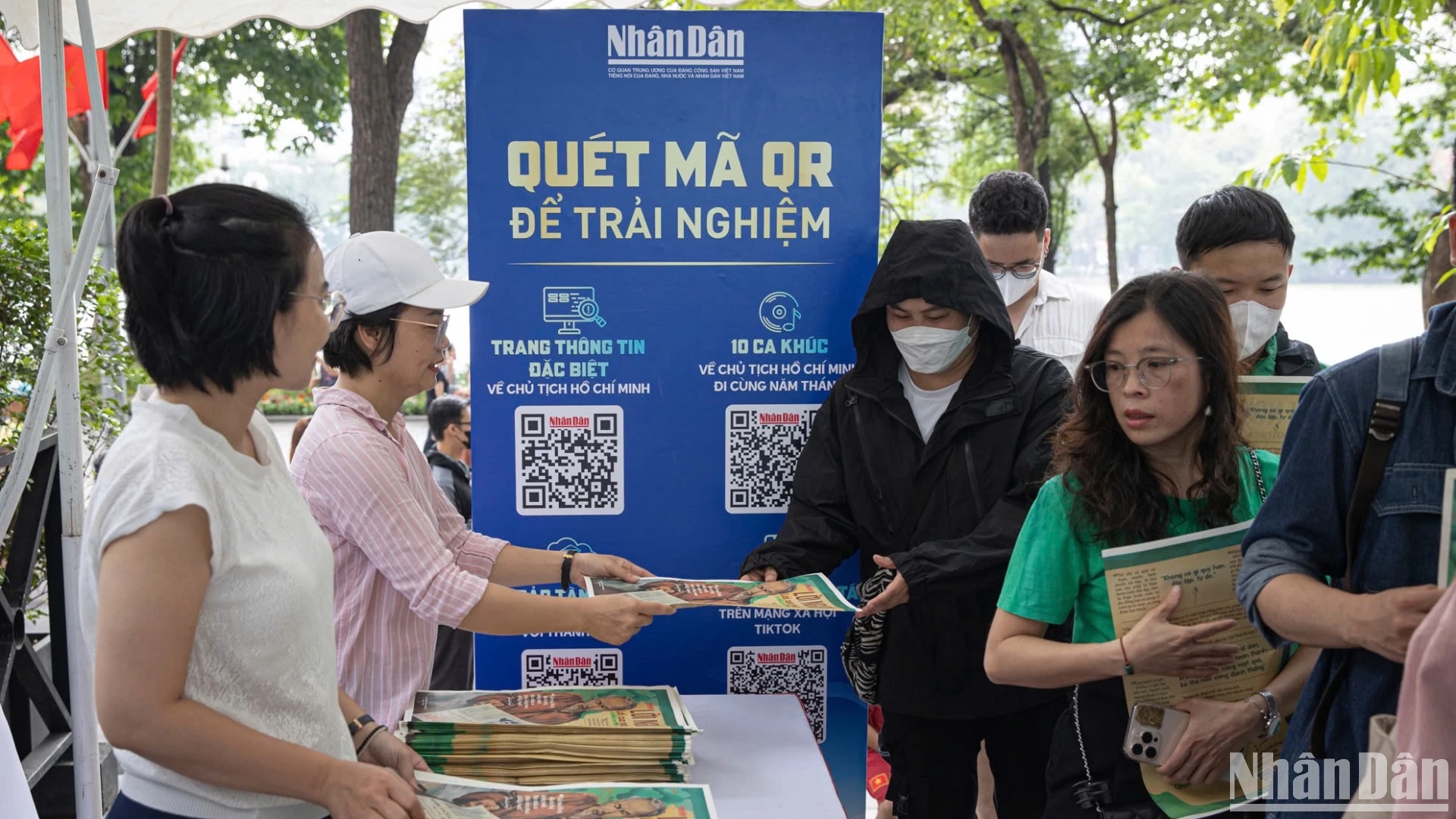 Khi lịch sử chạm tay: Câu chuyện từ Triển lãm “Rạng rỡ tên Người” của Báo Nhân Dân ảnh 1