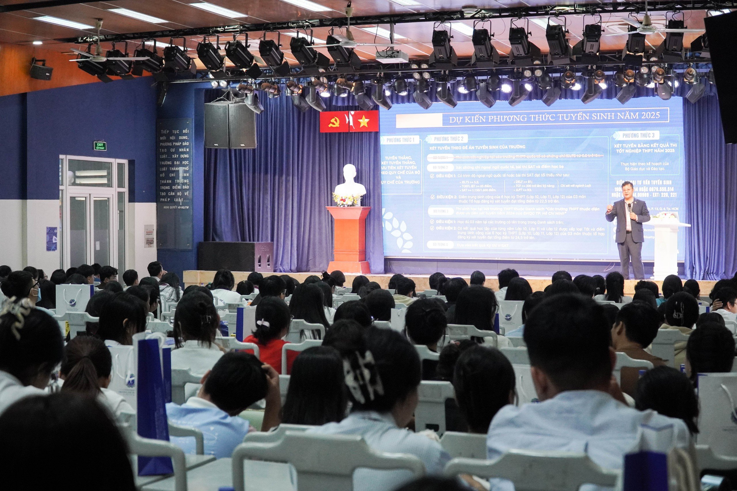 Phụ huynh trải nghiệm 1 ngày làm sinh viên cùng con  - Ảnh 2.