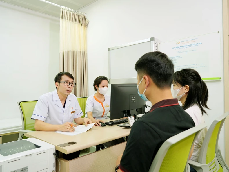 Hiếm muộn do biến chứng quai bị, người cha vỡ òa hạnh phúc đón song sinh ảnh 1