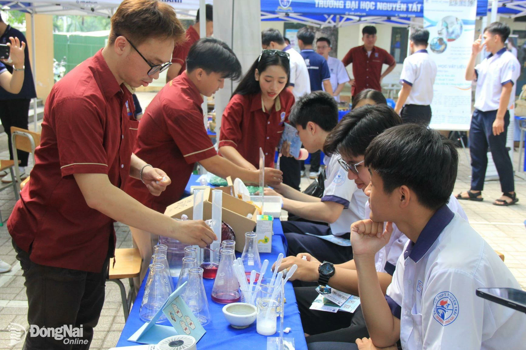 Học sinh Trường trung học phổ thông Nguyễn Trãi trải nghiệm tại các mô hình STEM. Ảnh: Nga Sơn
