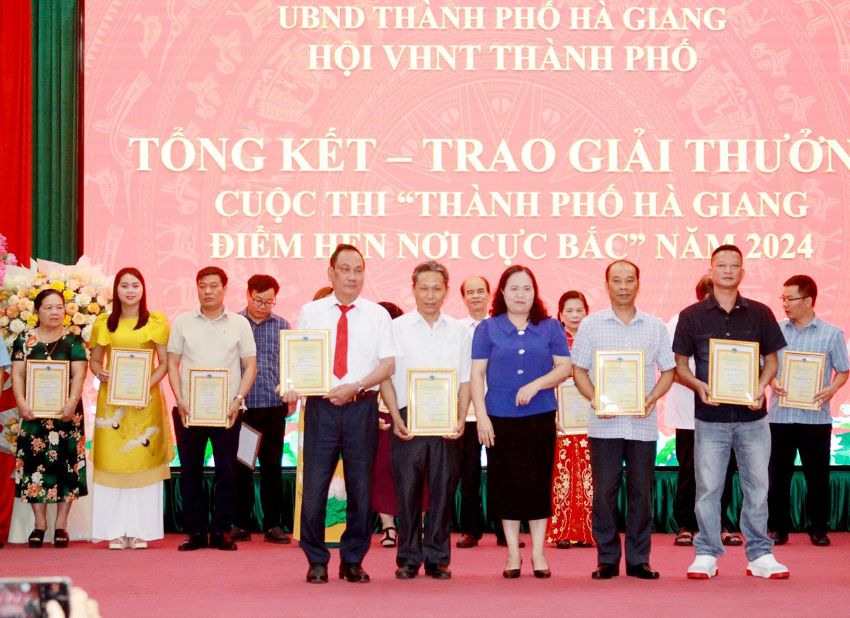 Trao giải Nhì cho các tác giả đoạt giải.