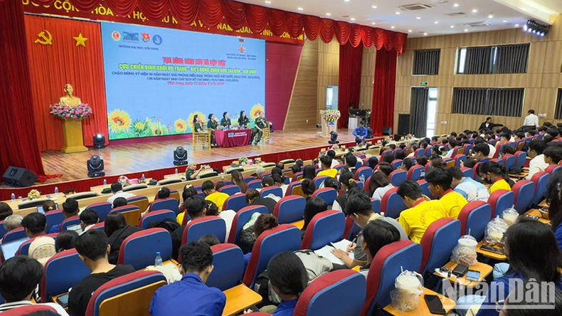 Veterans of the Saigon-Gia Dinh Military Region Special Forces Armed Forces exchange with students of Cuu Long University photo 2