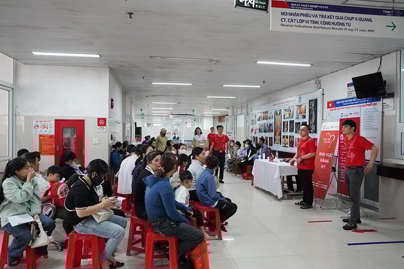 Rất đông phụ huynh đưa trẻ đến khám sàng lọc miễn phí bệnh tim bẩm sinh.