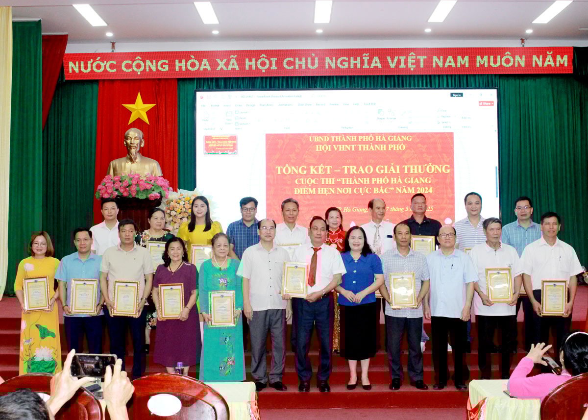 Ban Tổ chức chụp ảnh lưu niệm cùng các tác giả đoạt giải.