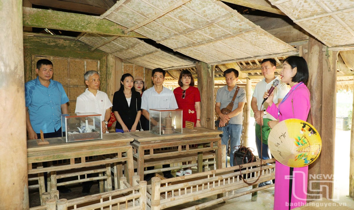 Đoàn thăm các điểm di tích thuộc Khu di tích Kim Liên, huyện Nam Đàn, tỉnh Nghệ An, quê hương Chủ tịch Hồ Chí Minh. 