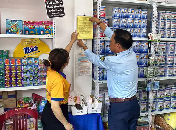 Các cơ sở kinh doanh sữa tại Đà Nẵng ký và niêm yết cam kết chấp hành đúng quy định pháp luật.