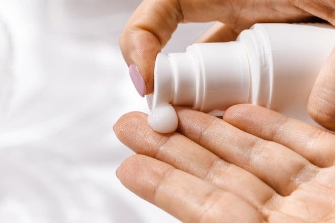 ベトナム医薬品管理局（保健省）は、ハナユキ日焼け止めボディ製品（100gチューブ1箱）が、製品ラベルに記載されている日焼け防止指数を記載しておらず、規制に適合していないため、流通を停止し、回収し、廃棄することを決定しました。（イメージ写真）