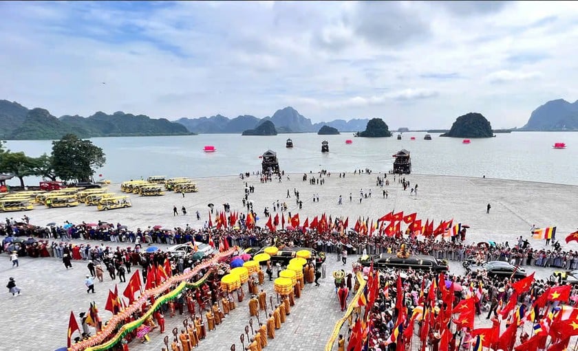 Hàng nghìn người dân, phật tử đến chùa Tam Chúc để cung rước xá lợi Đức Phật.