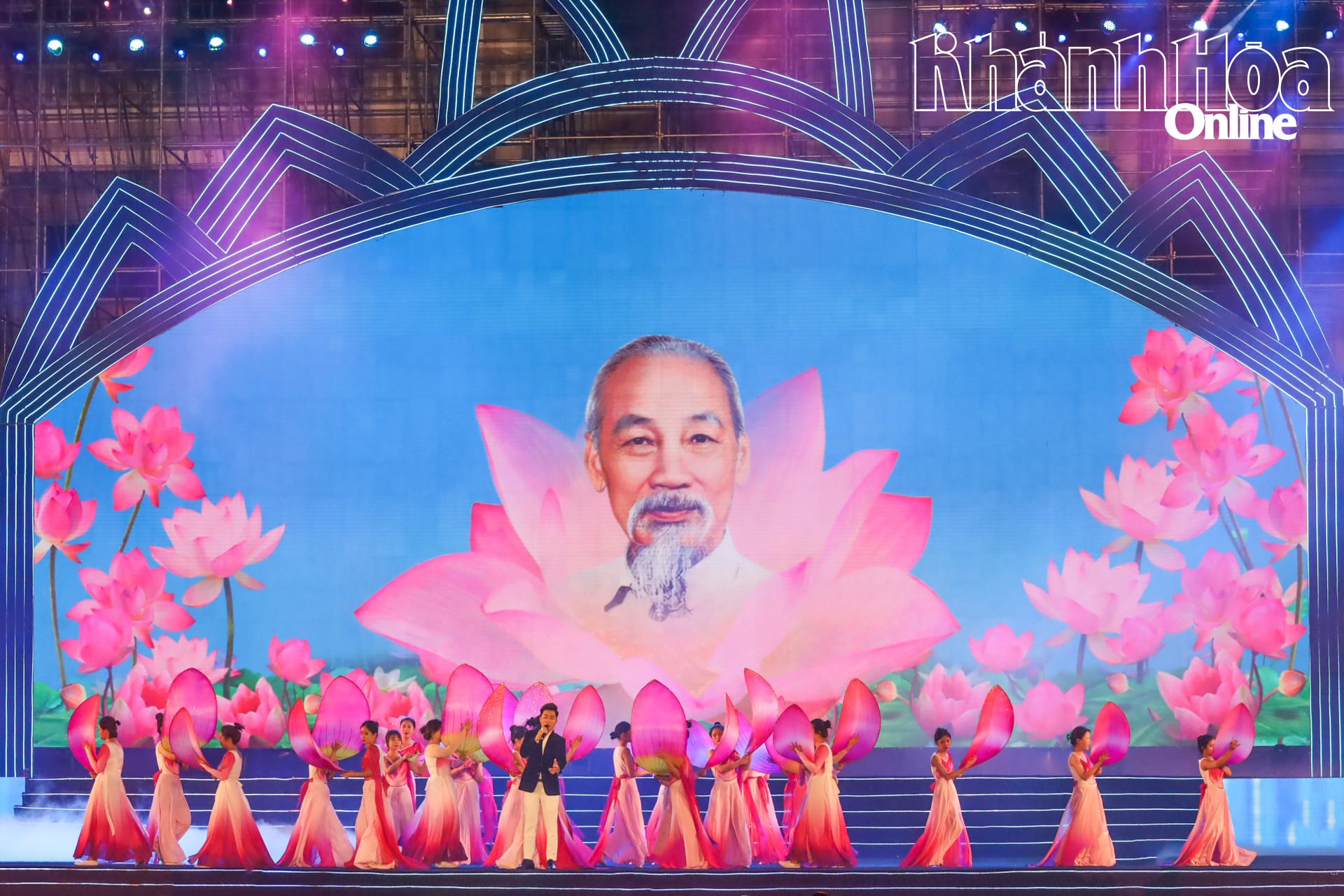 ការសម្តែងសិល្បៈអំពីលោកប្រធានហូជីមិញក្នុងកម្មវិធីអបអរសាទរខួប 370 ឆ្នាំនៃការកសាង និងអភិវឌ្ឍន៍របស់ Khanh Hoa (1653 - 2023)។ រូបថតគំនូរ។