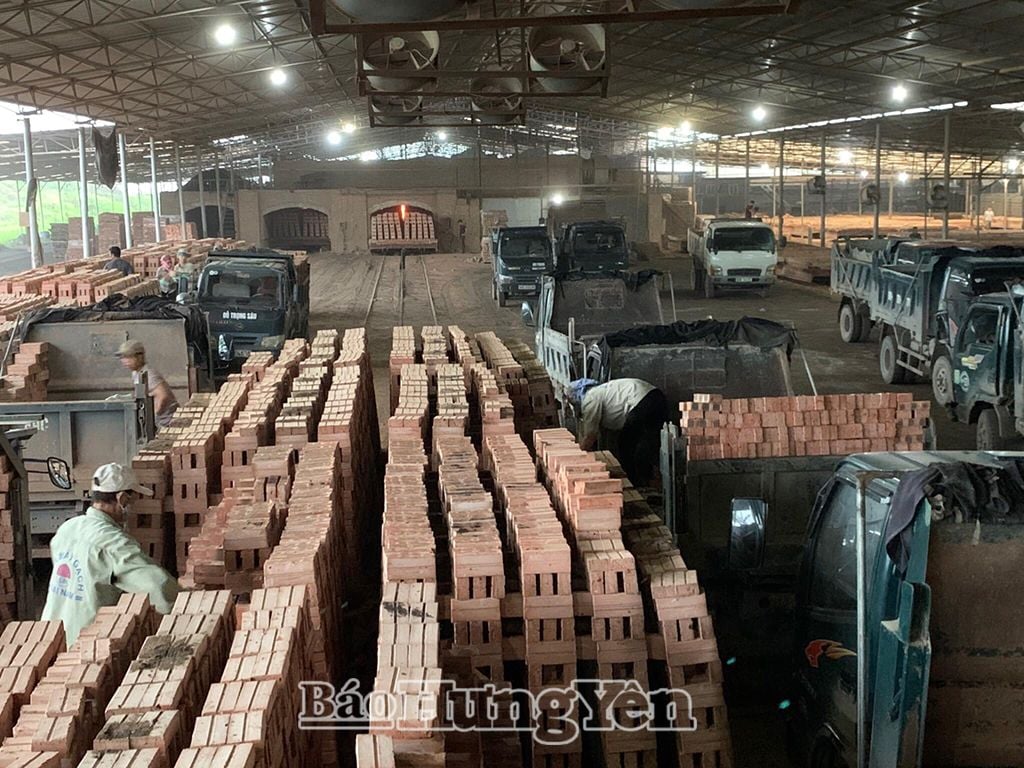 Sản xuất gạch nung tại một nhà máy tại xã Tứ Dân (Khoái Châu)