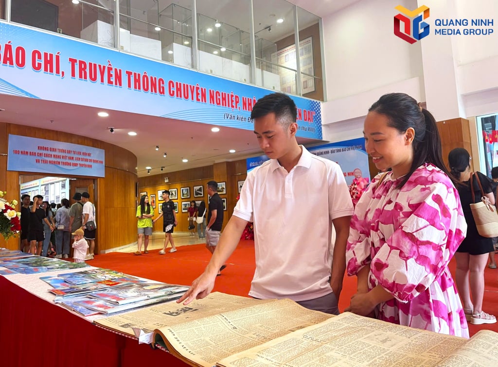 Các ấn phẩm báo in Báo Quảng Ninh thu hút người dân và du khách đến tìm hiểu. 