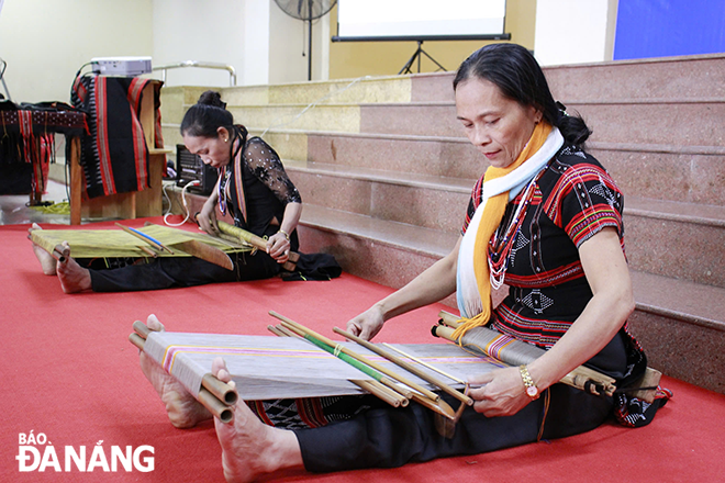 Người Cơ tu trình diễn dệt thổ cẩm trong một hoạt động tại Bảo tàng Đà Nẵng. Ảnh: XUÂN DŨNG