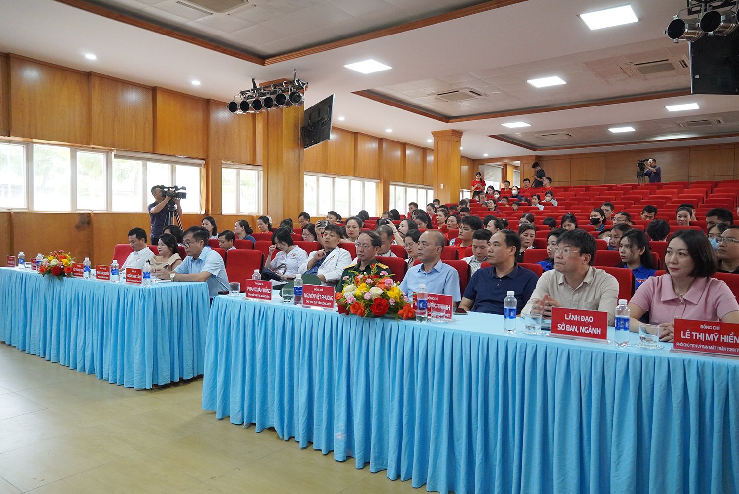 Các đại biểu tham dự chương trình.
