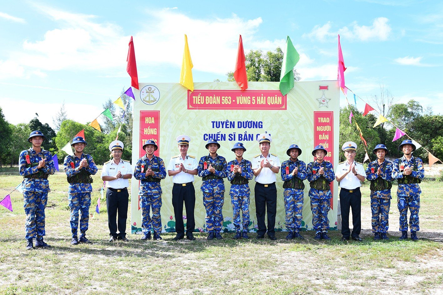 Thủ trưởng Bộ Tham mưu Hải quân và Bộ Tư lệnh Vùng 5 Hải quân tặng hoa các chiến sĩ đạt thành tích bắn giỏi. Thủ trưởng Bộ Tham mưu Hải quân và Bộ Tư lệnh Vùng 5 Hải quân tặng hoa các chiến sĩ đạt thành tích bắn giỏi.