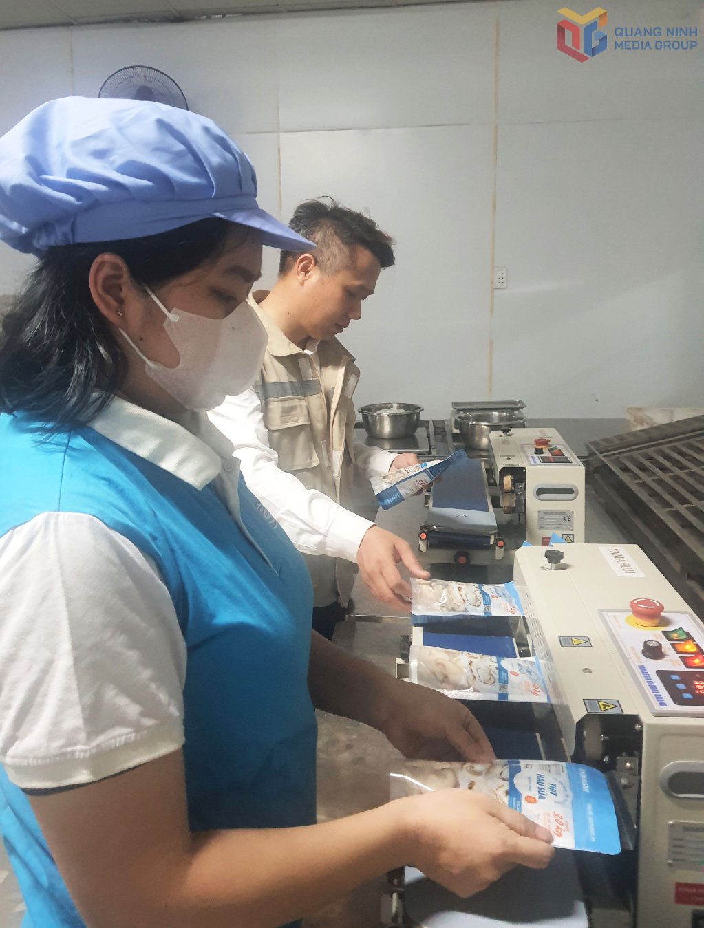 Công nhân Công ty TNHH thuỷ sản tất Thành (TX Quảng Yên) kiểm tra các thông số được mã hoá trên sản phẩm hầu tươi.