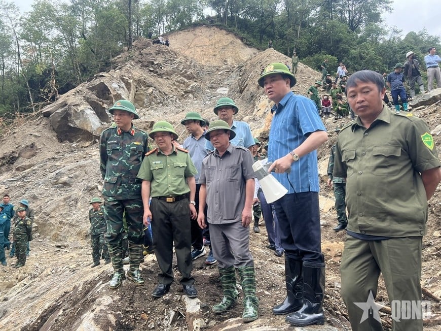 Lãnh đạo tỉnh Lai Châu và các đơn vị Quân đội, Công an chỉ đạo công tác tìm kiếm, cứu nạn.  
