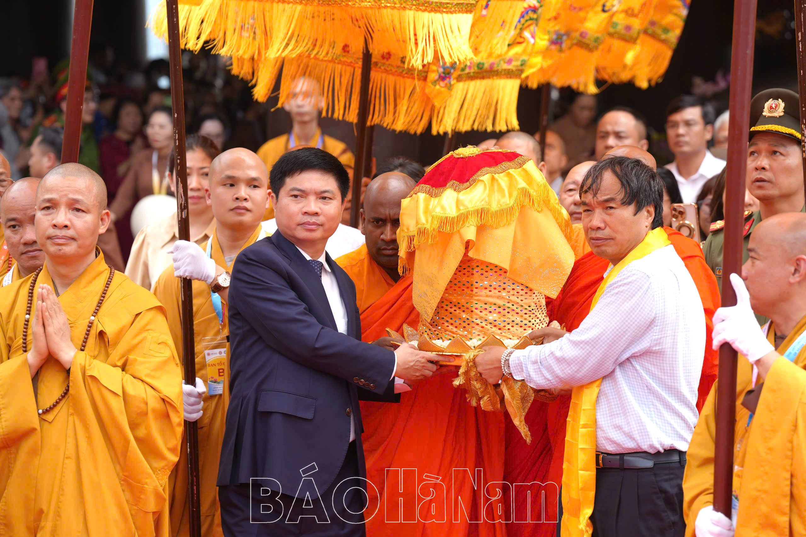 Trang nghiêm lễ cung rước tôn trí và chiêm bái xá lợi Đức Phật Thích Ca Mâu Ni tại chùa Tam Chúc