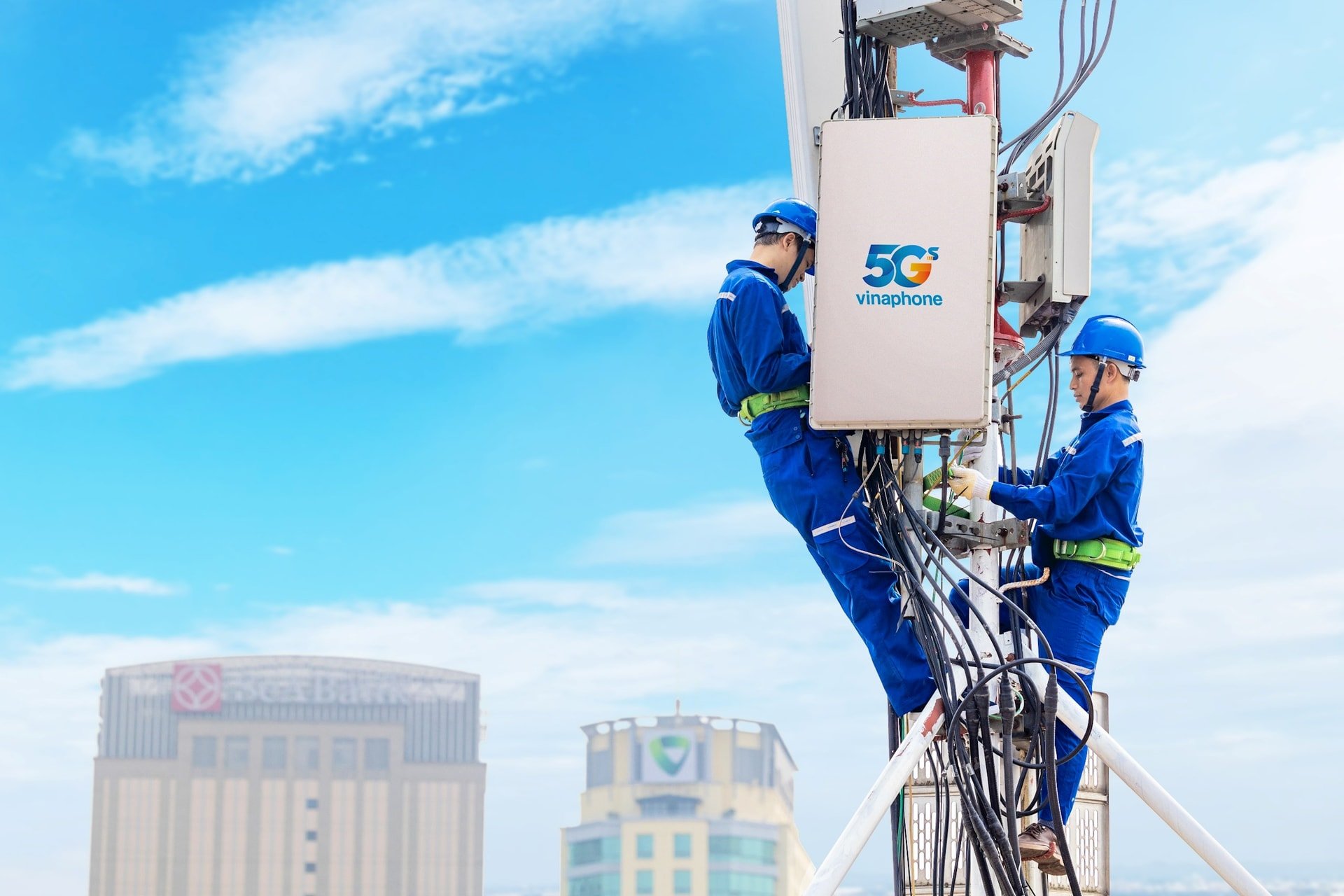 VNPT lắp đặt BTS 5G để phục vụ khách hàng trải nghiệm dịch vụ dịp Tết Ất Tỵ. Ảnh: MH