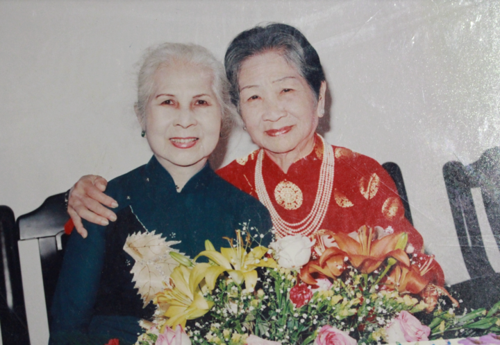 Trong hình là ảnh của hai chị em bà Phấn - Phết ở tuổi xế chiều. Bà Phết sống cùng con cháu ở cư xá Lữ Gia, quận 11 đến những ngày cuối đời. Hiện mộ phần bà được an táng tại quê nhà Cần Thơ.