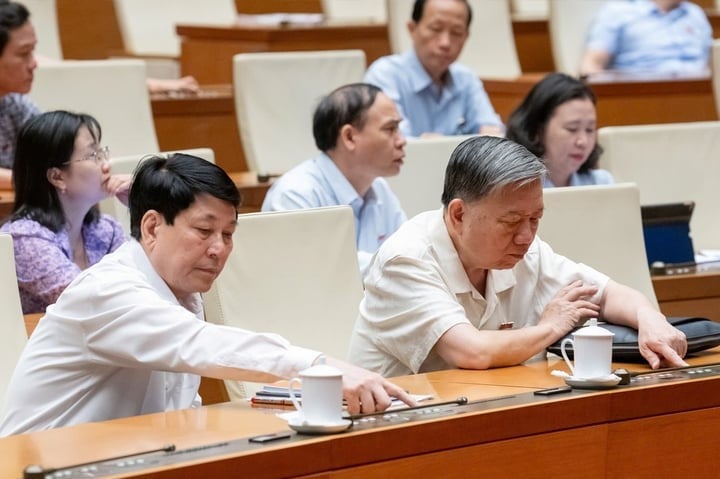 Tổng Bí thư Tô Lâm và Chủ tịch nước Lương Cường bấm nút thông qua Nghị quyết. (Ảnh: quochoi.vn)