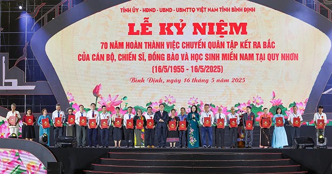 អបអរសាទរខួបលើកទី 70 នៃការបញ្ចប់ការផ្ទេរកងទ័ពទៅភាគខាងជើងនៅ Quy Nhon