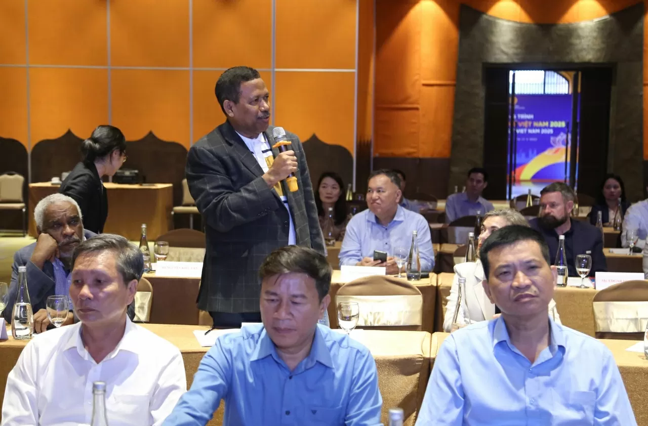 Đại sứ Timor Leste tại Việt Nam João Pereira đưa ra những câu hỏi về Khu di tích và danh thắng Yên Tử - Vĩnh  Nghiêm – Côn Sơn, Kiếp Bạc. (Ảnh: Thành Long)