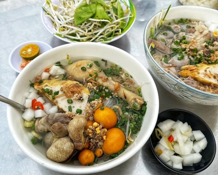 Bạn có thể thêm lòng gà, trứng non hoặc chả quế để tô hủ tiếu thêm phần hấp dẫn. (Ảnh: Bảo Linh)