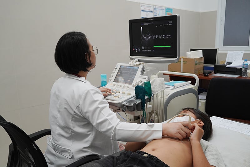 Trẻ được khám sàng lọc.