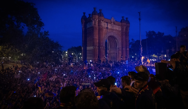 Xứ Catalan mở hội, Barcelona tưng bừng rước 3 cúp vô địch - Ảnh 18.