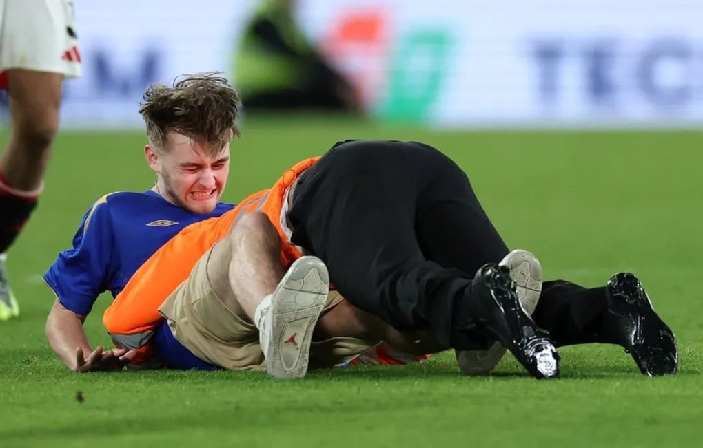 Trận đấu Chelsea - Man Utd gặp sự cố bất ngờ, CĐV đưa ra phản ứng - 2