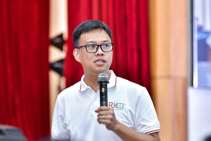 លោក តា សឺនទុង ប្រធាន​ក្រុមហ៊ុន រីកគីសូហ្វ ចែករំលែក​ក្នុង​សិក្ខាសាលា។