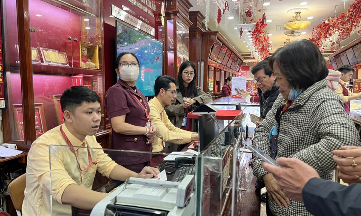 Giá vàng chiều ngày 17/5: Giá vàng giảm về dưới 3200 USD