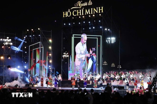 ttxvn-lanh-dao-dang-nha-nuoc-du-chuong-trinh-nghe-thuat-dac-biet-nguoi-la-ho-chi-minh-8039769-3.jpg