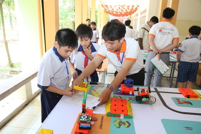 Học sinh TP HCM khám phá vũ trụ, trải nghiệm làm sinh viên- Ảnh 1.