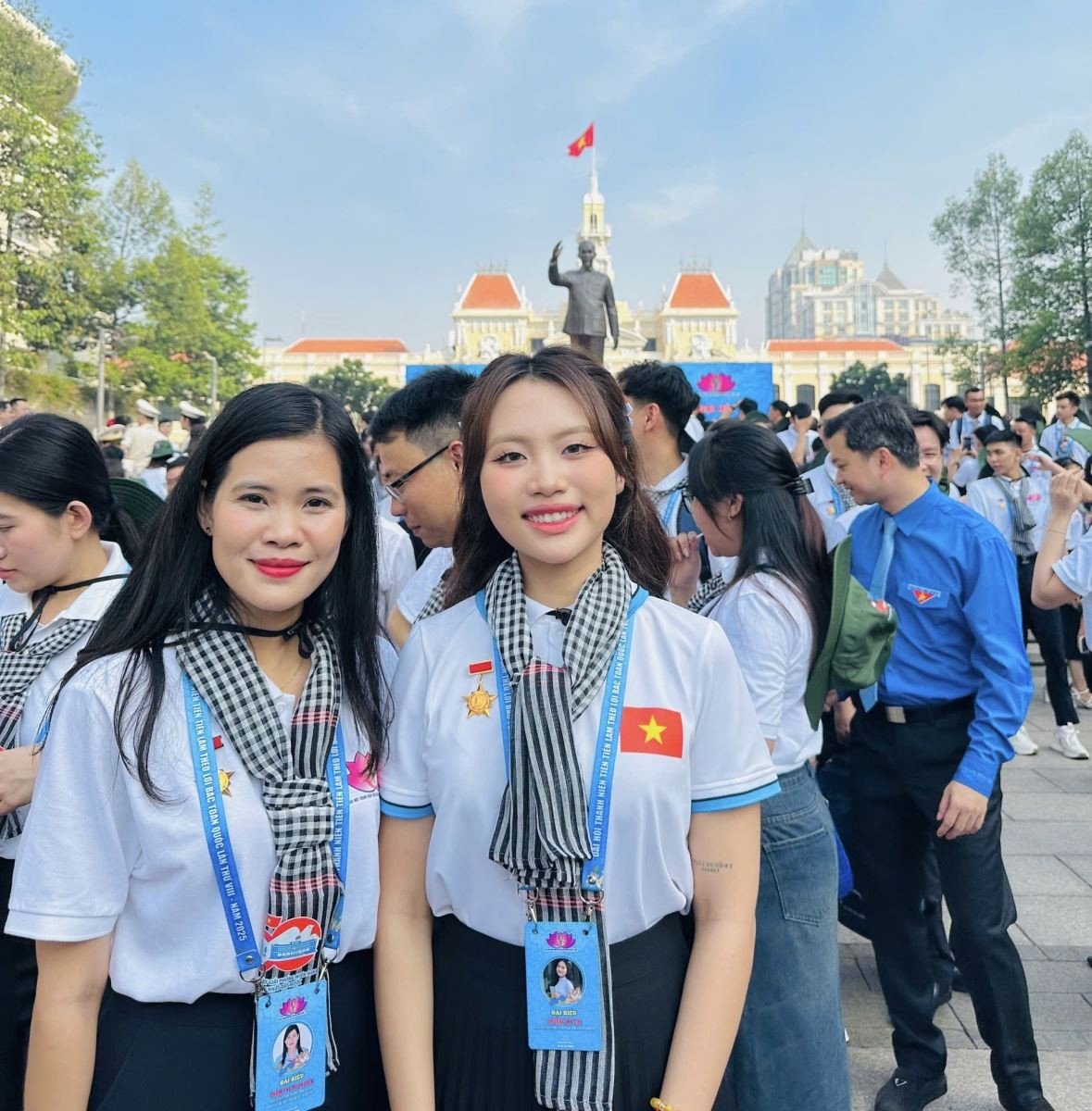 Ca sĩ Phương Mỹ Chi (phải) chụp ảnh cùng đại biểu thanh niên tiên tiến làm theo lời Bác.