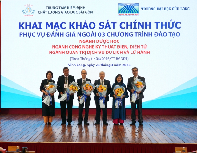 Trường ĐH Cửu Long triển lãm tranh “Sắc màu Cửu Long”- Ảnh 5.